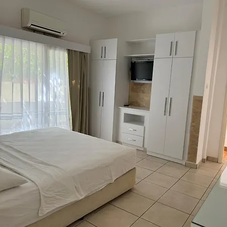 מלון Pine Bay Club (adults Only)