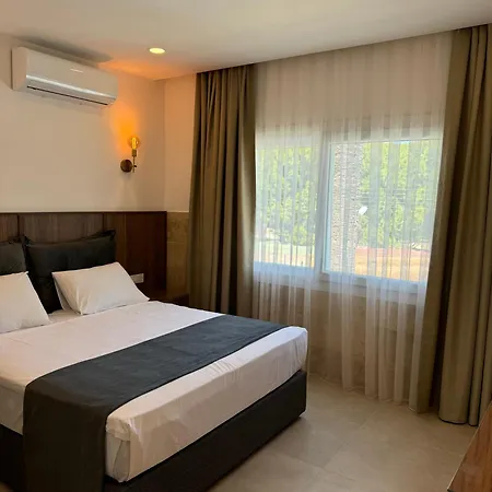 מלון Pine Bay Club (adults Only) 3*