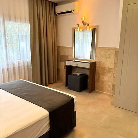 מלון Pine Bay Club (adults Only) 3*