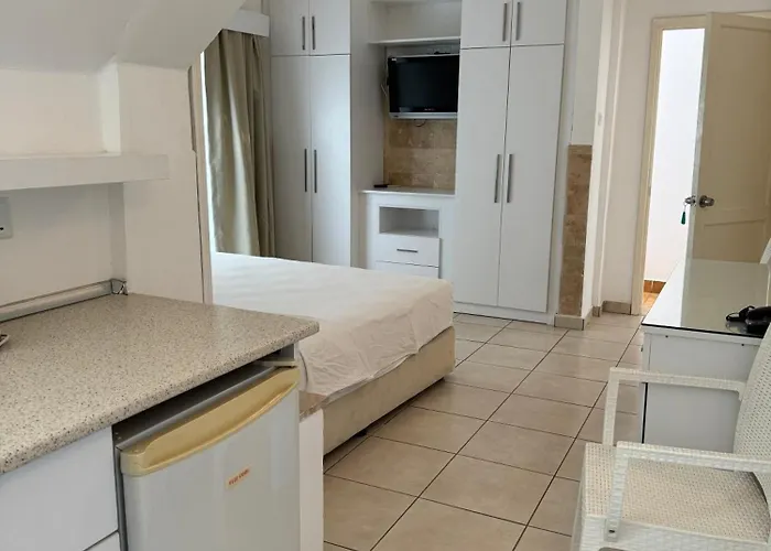 Hotell Pine Bay Club (adults Only) Karavas (Northern Cyprus)